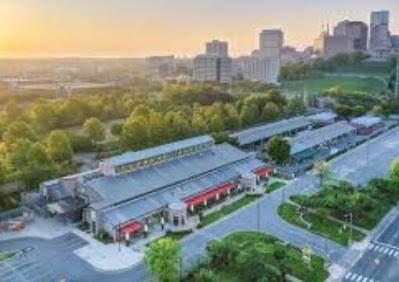 내슈빌 도심을 배경으로 한 강가와 조명이 어우러진 야경 전경